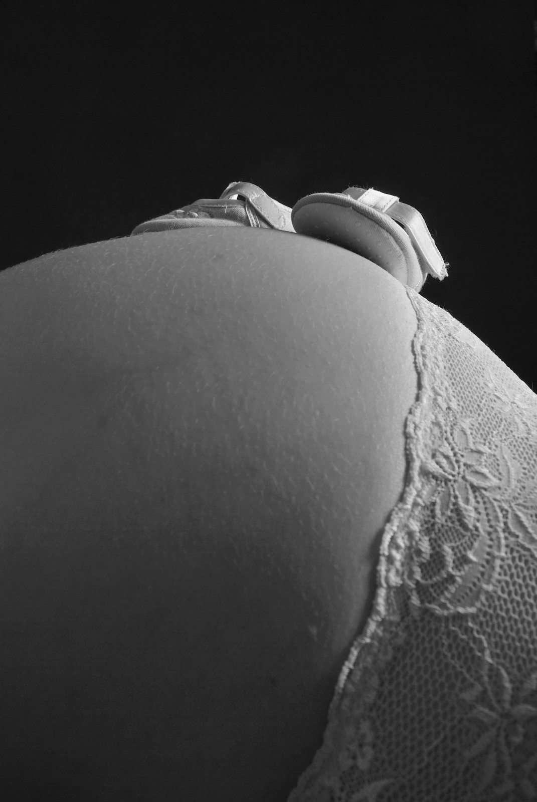pregnancy-photographer-iceland_adam-dereszkiewicz_9695bw