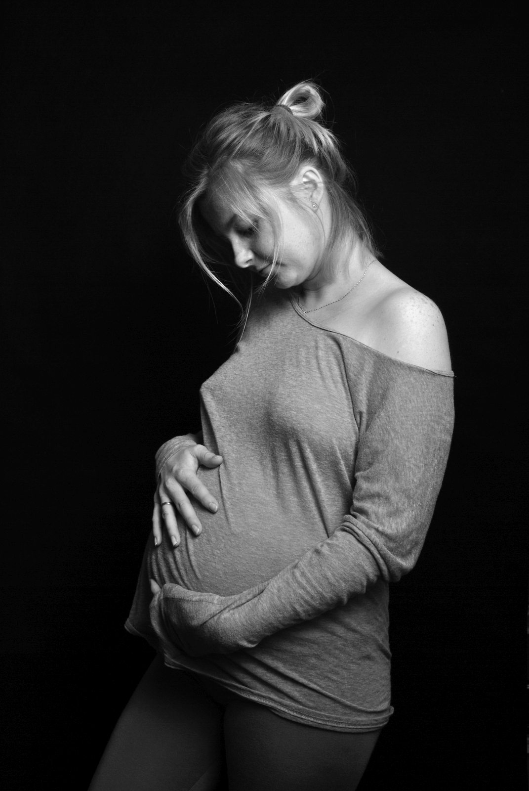 pregnancy-photographer-iceland_adam-dereszkiewicz_9735bw